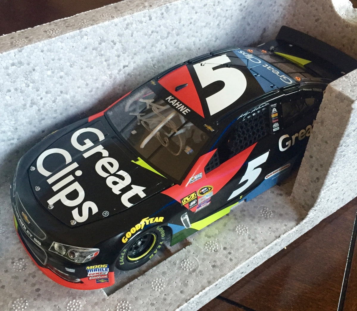 2016 Kasey Kahne Great Clips Farmers Insurance Signed 1/24 Diecast Lionel Car0