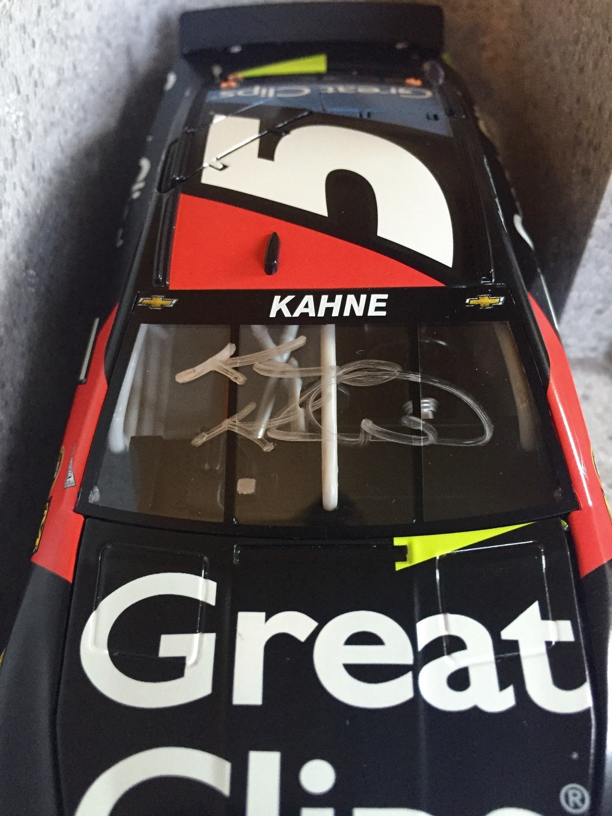 2016 Kasey Kahne Great Clips Farmers Insurance Signed 1/24 Diecast Lionel Car1